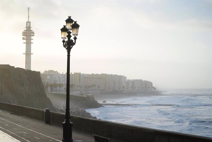 Archivo - Vista del oleaje desde el paseo marítimo de la capital gaditana. 