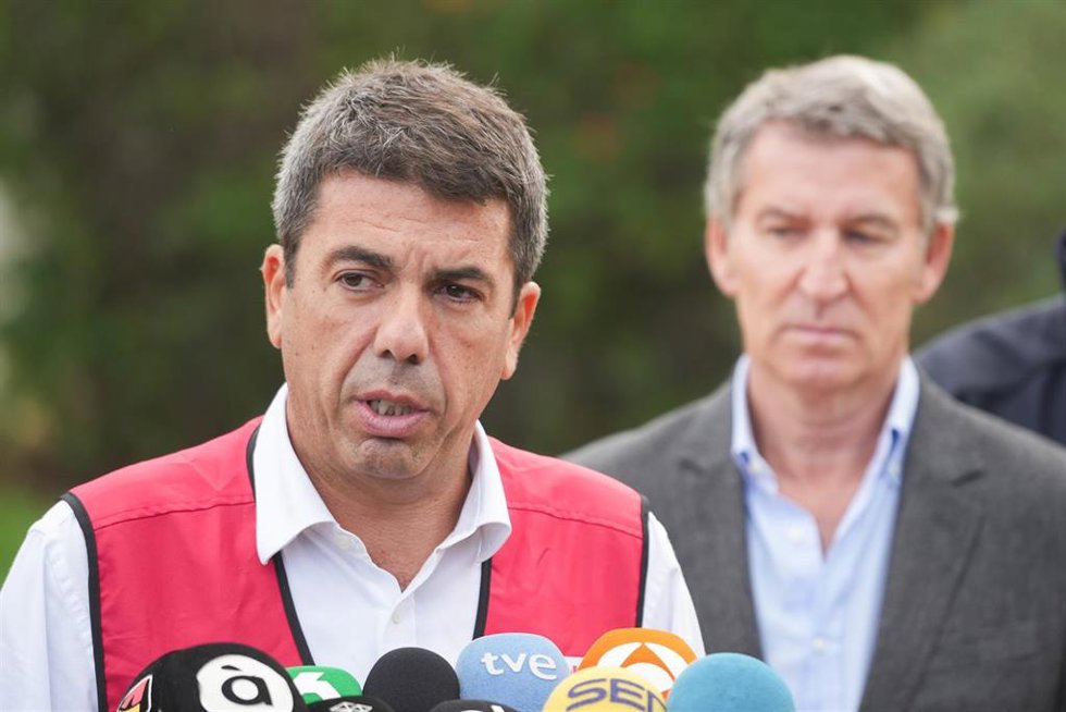 El presidente de la Generalitat Valenciana, Carlos Mazón (i) y el presidente del Partido Popular, Alberto Núñez Feijóo (d), ofrecen declaraciones a los medios tras su visita al Centro de Coordinación de Emergencias de la Comunitat Valenciana, junto al ,
