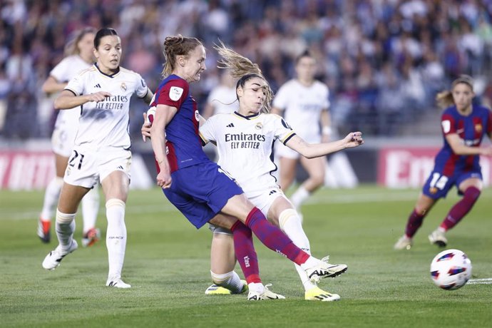 Archivo - Caroline Graham Hansen dispara a puerta ante Olga Carmona en el Real Madrid-FC Barcelona de la Liga F 2023-2024