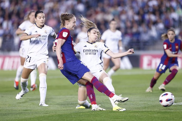 Archivo - Caroline Graham Hansen of FC Barcelona and Olga Carmona of Real Madrid in action during the Spanish Women League, Liga F, football match played between Real Madrid and FC Barcelona at Alfredo Di Stefano stadium on March 24, 2024, in Valdebebas, 