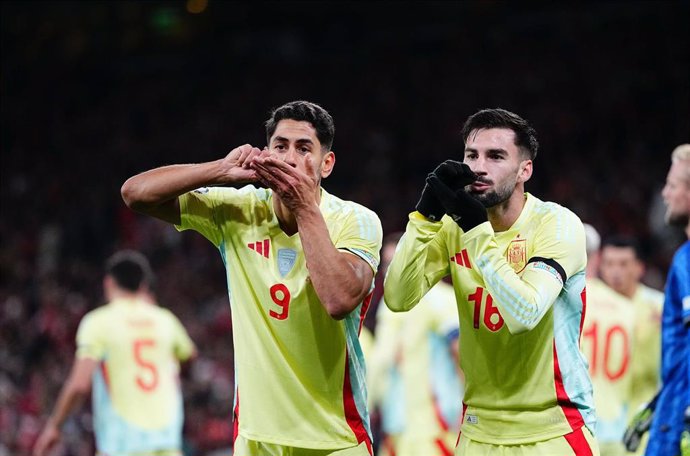 15 November 2024, Denmark, Copenhagen: Spain's Ayoze Perez (L) celebrates scoring his side's second goal with teammate Alex Baena during the UEFA Nations League soccer match between Denmark and Spain at Parken Stadion. Photo: Ulrik Pedersen/CSM via ZUMA P