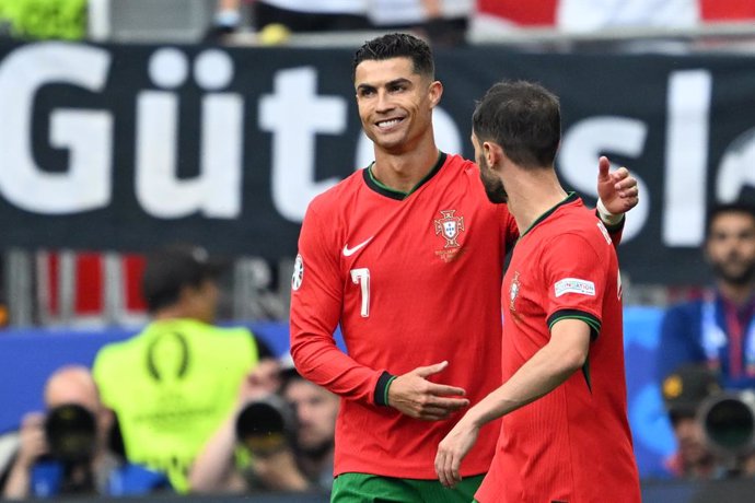 Archivo - 22 June 2024, North Rhine-Westphalia, Dortmund: Portugal's Bernardo Silva and Cristiano Ronaldo (L) celebrate after their side's third goal during the UEFA Euro 2024 Group F soccer match between Turkey and Portugal at the Signal Iduna Park in Do