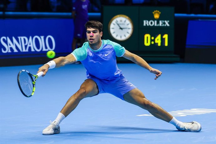 13 November 2024, Italy, Turin: Spainish tennis player Carlos Alcaraz in action against Russia's Andrey Rublev during their Men's Singles ATP World Tour Finals tennis match at the Inalpi Arena. Photo: Fabrizio Carabelli/Ipa Sport / I/LiveMedia/IPA/dpa