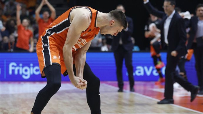 El Valencia Basket bombardea al Casademont Zaragoza en La Fonteta