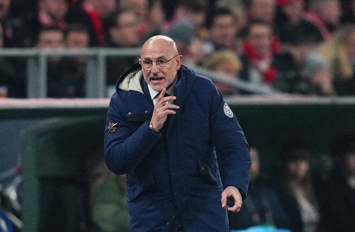 15 November 2024, Denmark, Copenhagen: Spain coach Luis de la Fuente gestures on the touchline during the UEFA Nations League soccer match between Denmark and Spain at Parken Stadion. Photo: Ulrik Pedersen/CSM via ZUMA Press Wire/dpa