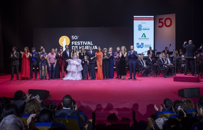 Foto de familia de los artistas que han participado en la Gala Inaugural del Festival de Huelva de Cine Iberoamericano.