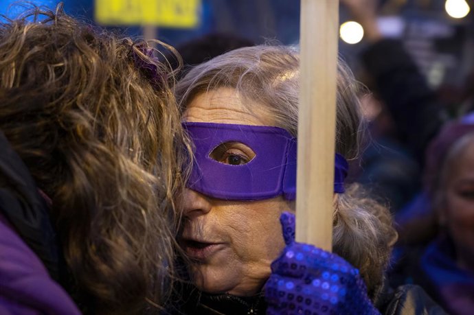 Archivo - March 9, 2024, Madrid, Spain: A woman wears a purple eye mask during a demonstration led by the 8M Commission on International Women's Day. From Atocha to Plaza de Colon, under the slogan 'Patriarchy, genocides, and privileges, it's over,' pro