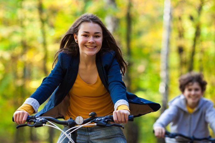 Archivo - Adolescentes montando en bicicleta