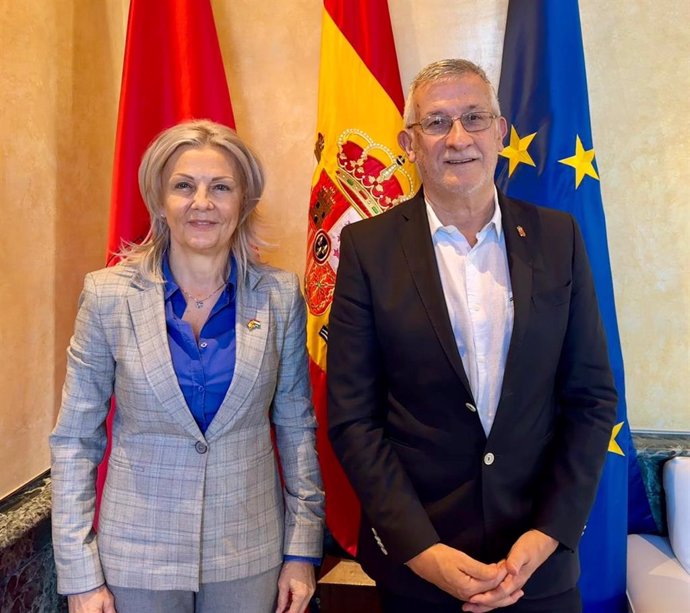 El vicepresidente primero y consejero de Presidencia e Igualdad, Félix Taberna, con la embajadora de Hungría en España, Katalin Tóth.