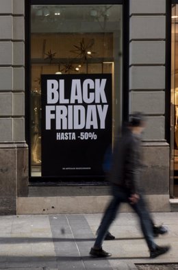 Archivo - Un cartel publicitario anuncia rebajas con motivo del Black Friday.