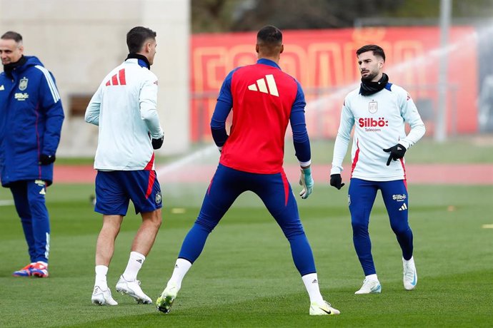 Álvaro Morata, Robert Sánchez and Álex Baena en un entrenamiento de la selección española