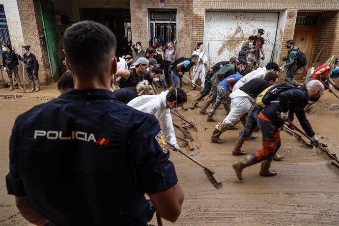 Varios voluntarios limpian calles en Masanasa, a 8 de noviembre de 2024, en Valencia