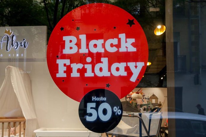 Archivo - Cartel publicitario del Black Friday que anuncia descuentos.