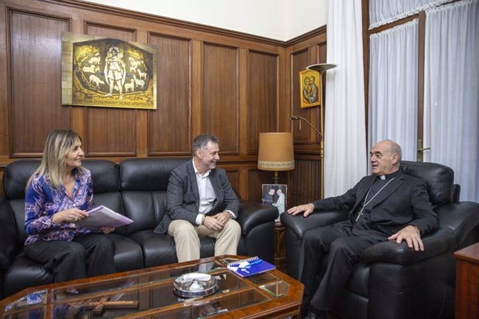 El consejero de Cultura, Luis Martínez Abad, se reúne con el obispo de Santander, Arturo Ros