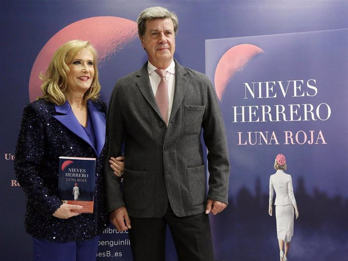 Nieves Herrero en la  presentación su nuevo libro "Luna Roja", junto a Cayetano Martínez de Irujo, a 14 de Noviembre de 2024 en Madrid (España).