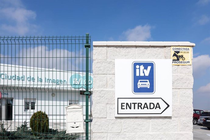 Archivo - Cartel de entrada a un Centro de ITV, en Madrid (España) a 14 de febrero de 2020.