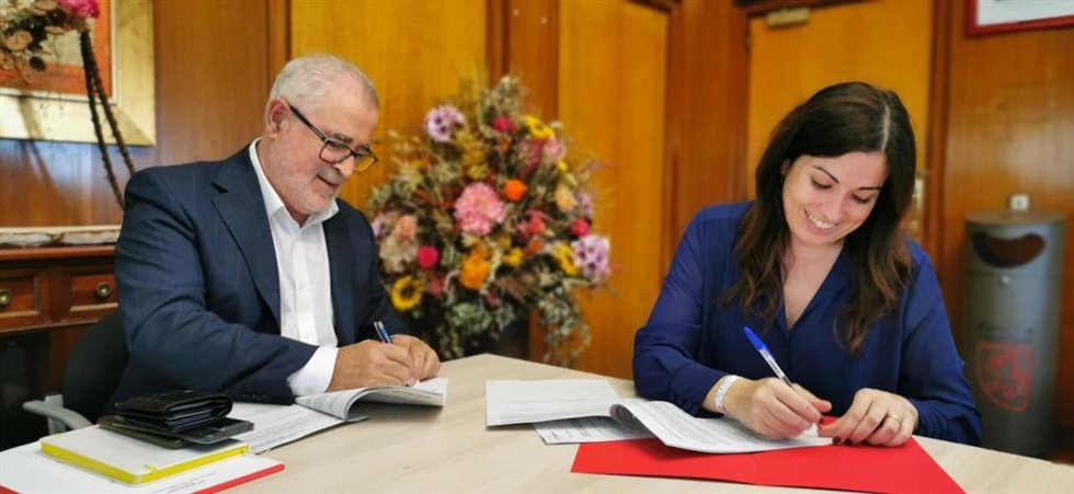 La consejera municipal de Medio Ambiente y Movilidad, Tatiana Gaudes, y el presidente de la Asociación, Miguel Ángel Perdiguero, en la firma del convenio anual para la renovación de la flota.