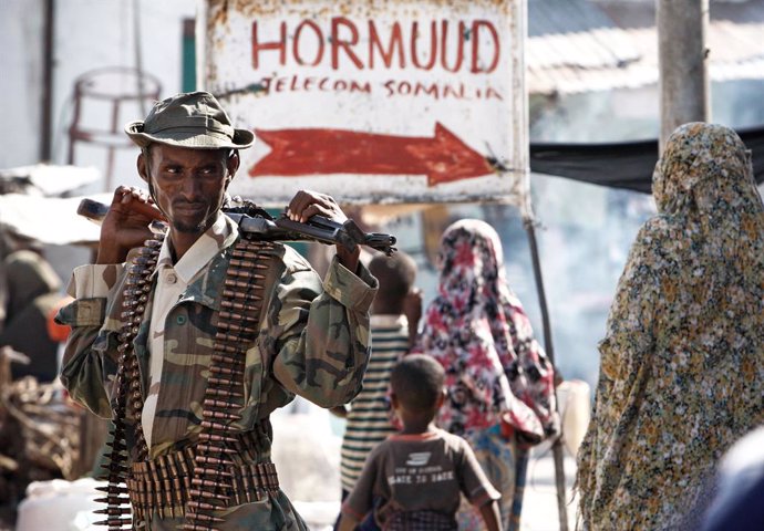 Archivo - December 5, 2011 - Mogadishu, Somalia - A Somali National Army soldier guards the Yaaqshiid District Torfiq market after a surge of car bombings and improvised explosive device (IED) attacks December 8, 2011 in Mogadishu, Somalia.