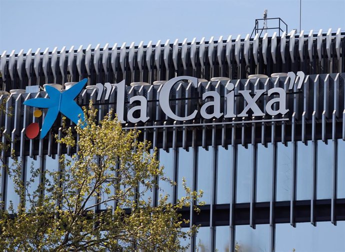 Archivo - Fachada del edificio de CaixaBank en Madrid, a 5 de abril de 2023