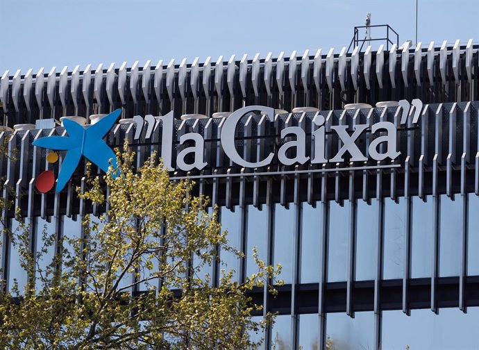 Archivo - Fachada del edificio de CaixaBank, a 5 de abril de 2023, en Madrid (España). CaixaBank es un banco español con sede en Madrid, fundado en 2011 por la Caja de Ahorros y Pensiones de Barcelona, que aportó los activos y pasivos de su negocio bancar