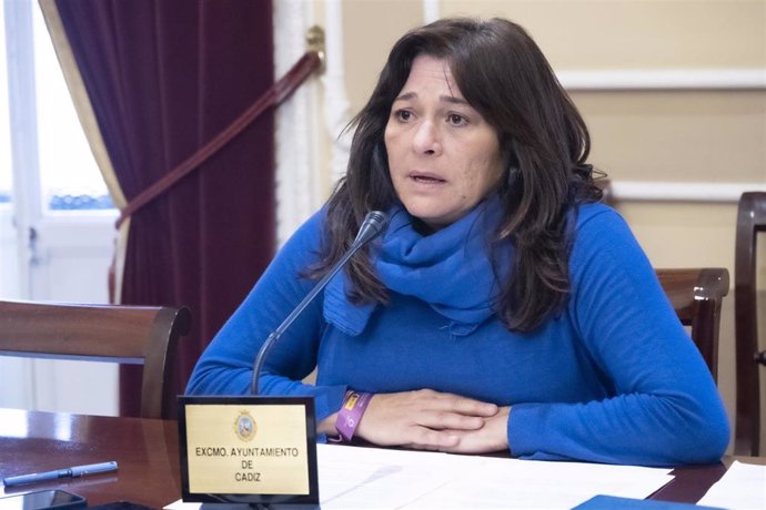 Archivo - La concejala de AIG en el Ayuntamiento de Cádiz Helena Fernández, en una imagen de archivo.