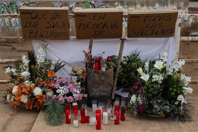 Imagen de un altar con flores y velas montado en la localidad valenciana de Aldaia en memoria de los fallecidos por la DANA del pasado 29 de octubre. 