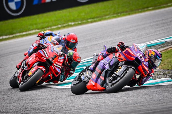 89 MARTIN Jorge (spa), Prima Pramac Racing, Ducati Desmosedici GP24, action with 01 BAGNAIA Francesco (ita), Ducati Lenovo Team, Ducati Desmosedici GP24 during the 2024 MotoGP Petronas Grand Prix of Malaysia on the Sepang International Circuit from Novemb