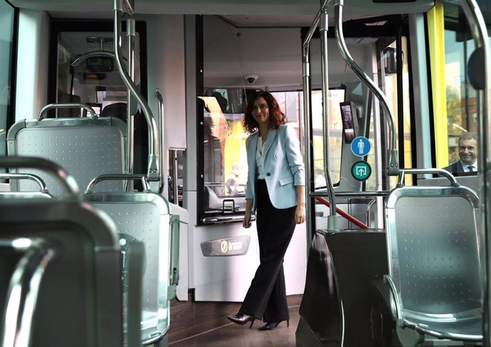 Archivo - La presidenta de la Comunidad de Madrid, Isabel Díaz Ayuso, en el interior del Bus de Uso Prioritario (BuP) de alta capacidad con preferencia semafórica en las intersecciones, en la sede del Metro de Madrid