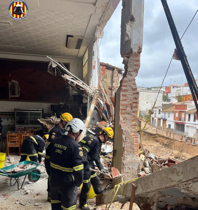 Trabajos de apuntalamiento de los bomberos en Chiva