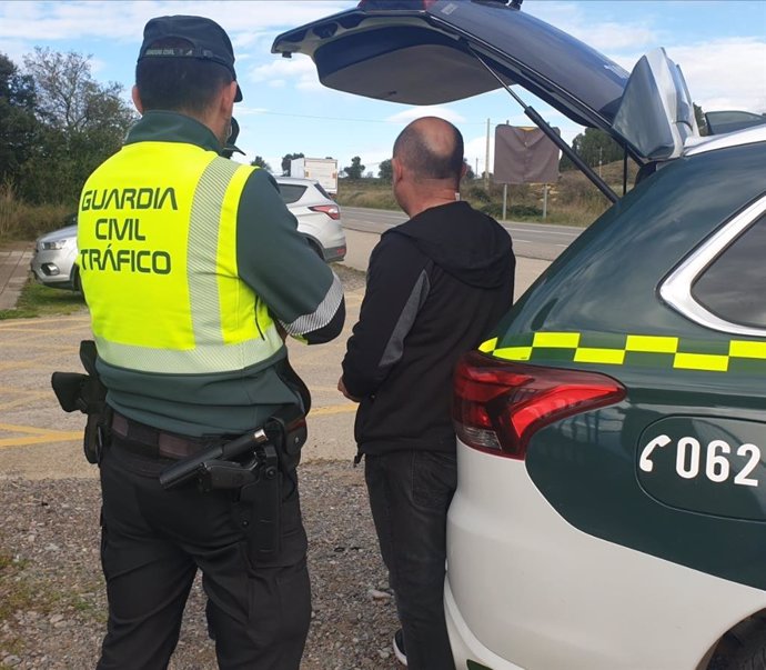 El conductor interceptado se dirigía a las pruebas para renovar su permiso de conductor profesional de mercancías peligrosas cuando tras someterse a la prueba etilométrica practicada por la Guardia Civil de Huesca dio positivo.