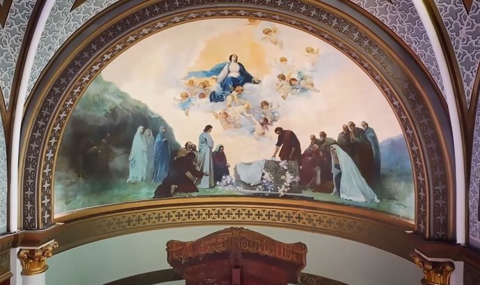 Imagen del vídeo elaborado por el Ayuntamiento de Porcuna con el mural de la Asunción de la Virgen pintado por Julio Romero de Torres.