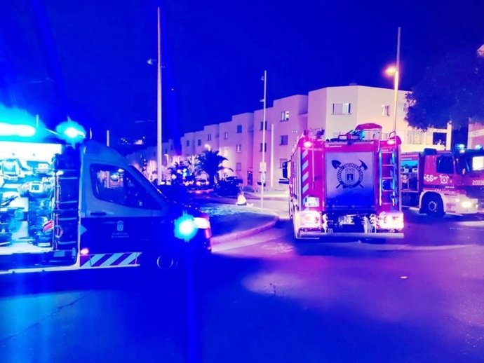 Asistidas tres personas tras el incendio de vacios coches en un garaje de La Laguna (Tenerife)