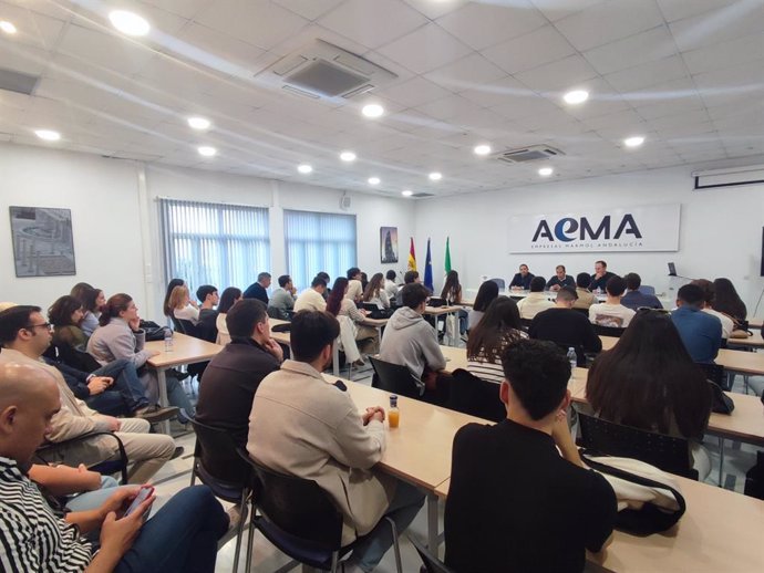 Estudiantes universitarios de Arquitectura se forman sobre los usos del mármol y la piedra natural.