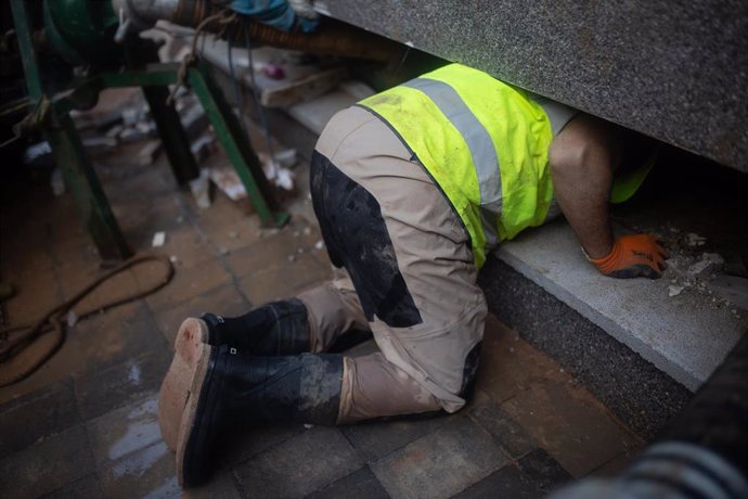 Un hombre ayuda a limpiar los estragos ocasionados por la DANA, a 4 de noviembre de 2024, en Benetússer