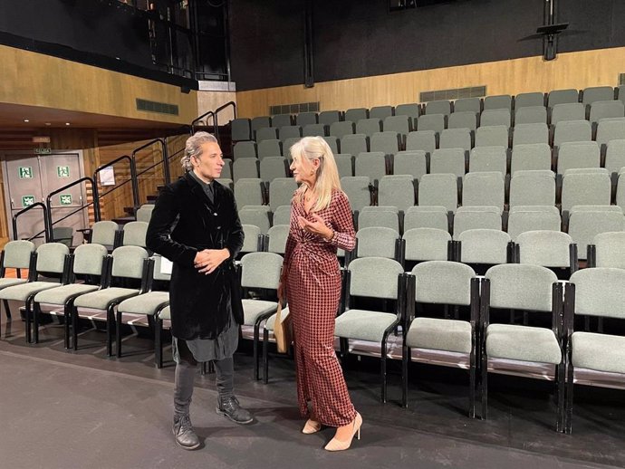 La consejera de Cultura y Deporte, Patricia del Pozo en una visita a los ensayos del nuevo espectáculo del bailaor Israel.