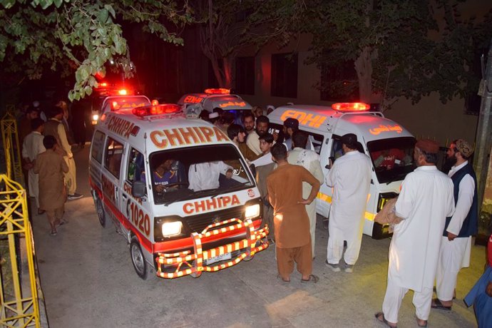 Archivo - QUETTA, Oct. 4, 2024  -- Ambulances carrying the injured and bodies are seen outside a hospital following a bus accident in Quetta, southwest Pakistan on Oct. 3, 2024.   A bus plunged into a ravine in Pakistan's southwest Balochistan province on