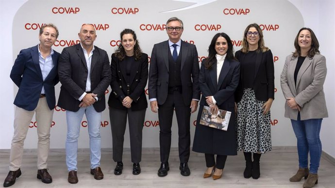 Manuel Gavira (c.), durante la visita a Covap