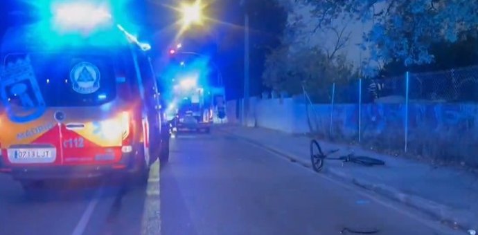 Un ciclista de 18 años ha sufrido un traumatismo craneoencefálico grave tras colisionar con un turismo, este sábado 16 de noviembre, en Villaverde, Madrid.