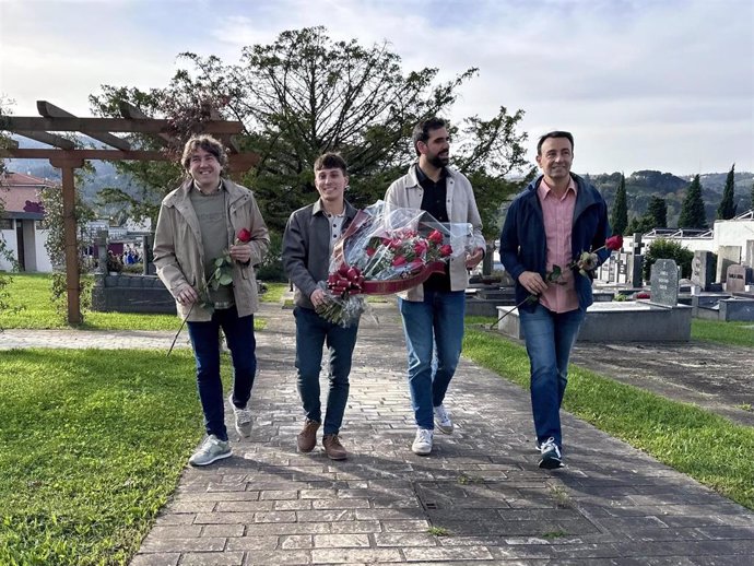 Eneko Andueza, Gabriel Arrúe, Víctor Camino y Mikel Torres, en el cementerio de Derio (Bizkaia)