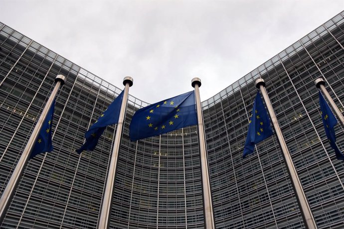 Archivo - BRUSSELS, Jan. 7, 2023  -- EU flags are seen outside the European Commission in Brussels, Belgium, Jan. 6, 2023. Inflation in the eurozone is expected to have dropped for a second consecutive month in December 2022 to 9.2 percent year-on-year, a