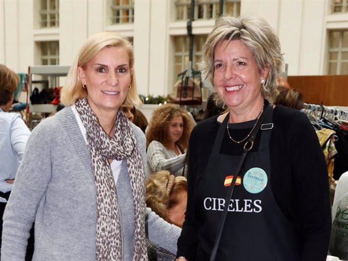 María Zurita posa con Simoneta Gómez-Acebo durante su visita al Rastrillo Nuevo Futuro, a 15 de noviembre de 2024, en Madrid (España).