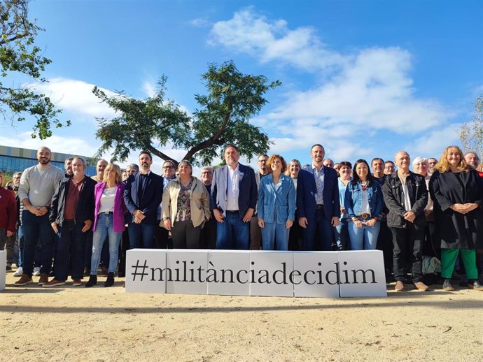 El expresidente de ERC y candidato a la reelección, Oriol Junqueras, y la líder de los republicanos en el Ayuntamiento de Barcelona, Elisenda Alamany, junto a decenas de representantes municipales en Barcelona