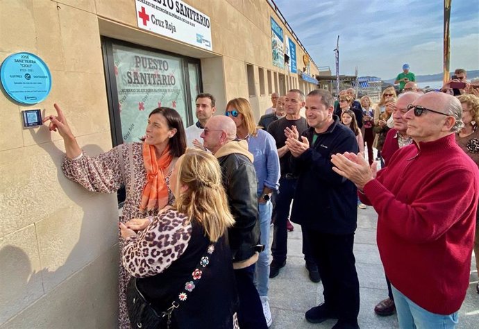 La alcaldesa Igual descubre la placa homenaje a Cioli en el Balneario de la playa de La Magdalena