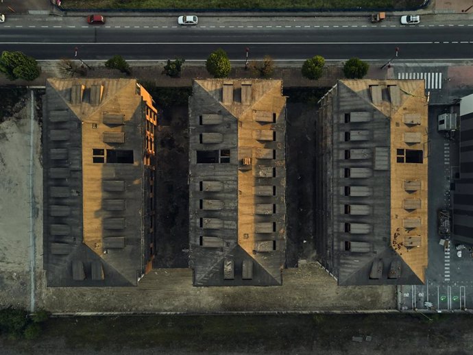 Archivo - Vista desde arriba de tres bloques de edificios en Ourense.