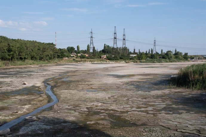 Archivo - July 6, 2023, Nikopol, Ukraine: Bottom of the dried Kakhovski reservoir after destruction of the dam. Despite the currently ongoing Ukrainian counteroffensive in the Zaporizhzhya region, and the risk of a terrorist attack on the nuclear power pl