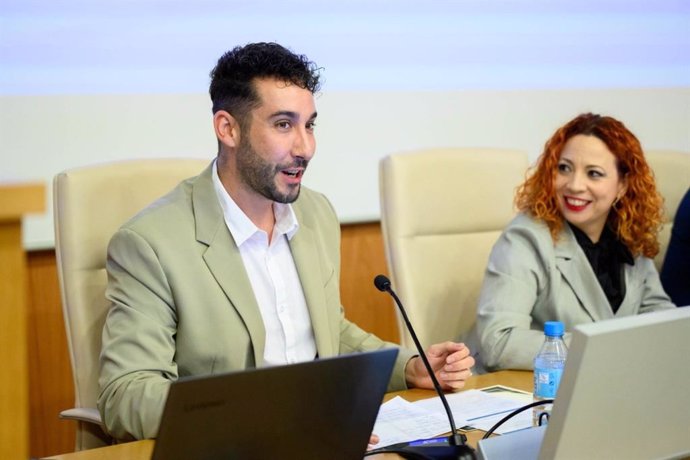 El decano de Ciencias de la Salud de la UAL, Pablo Román, y la vicepresidenta del Colegio de Enfermería de Almería, Inmaculada Martínez, durante la inauguración de las jornada. 