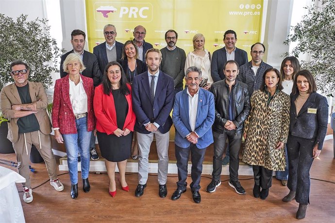 Nuevo Comité Local del PRC de Santander y el secretario general del partido, Miguel Ángel Revilla