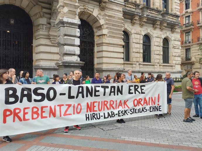 Archivo - Concentración sindical en Bilbao para denunciar un accidente laboral mortal (archivo)