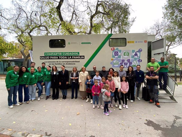 Inauguración de la campaña 'Caravana de la Corresponsabilidad en Cuidados' en Jaén.