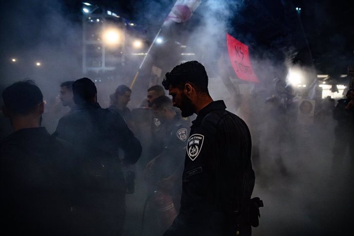 Archivo - October 12, 2024, Tel Aviv, Israel: Israeli police officers extinguish a bonfire set by protestors during the demonstration. Supporters demonstrated with family members of the Israeli hostages against Prime Minister Benjamin Netanyahu, demanding